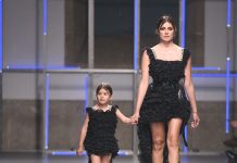 Filhas e mulheres de futebolistas brilharam no desfile de Micaela Oliveira