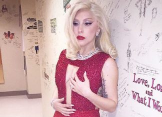 Lady Gaga aparece decotada em selfies divulgadas em rede social