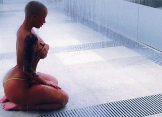 Amber Rose posa com calcinha e de topless