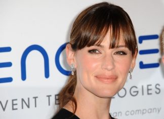 Jennifer Garner não consegue conter as lágrimas ao falar da mãe e das irmãs
