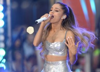 Ariana Grande cai no palco durante concerto