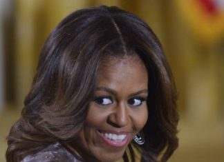 Michelle dança com nabo para responder a provocação