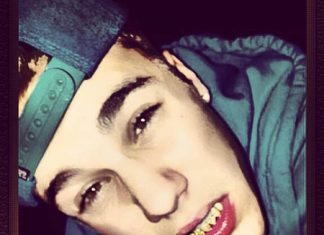 Justin Bieber com acessório exótico nos dentes