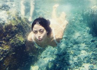 Carol Castro publica foto mergulhando e filosofa