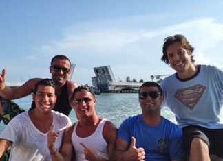 Cristiano Ronaldo aproveita as férias rodeado de amigos