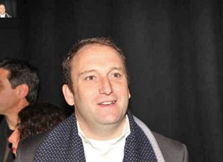 Eduardo Madeira surpreende namorada com pedido de casamento original