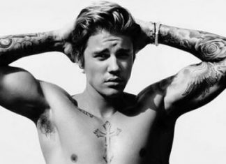 Justin Bieber posa só de toalha