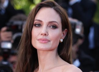 Angelina Jolie remove os dois seios