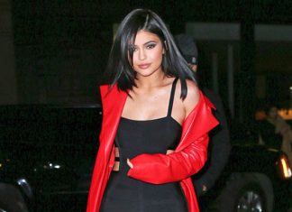 Kylie Jenner aparece de cabelo cor de rosa