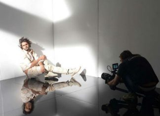 Marlon Teixeira posa com Candice Swanepoel para uma marca de roupas