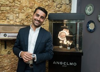 Ricardo Pereira recebe relógio em mármore Carrara