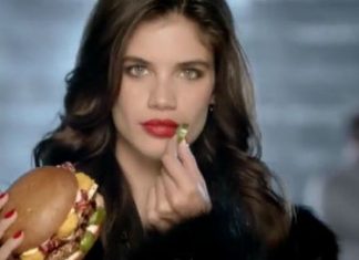 Sara Sampaio derrete gelo em anúncio a hamburger