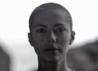 Sofia Ribeiro rapa o cabelo na praia rodeada de amigos