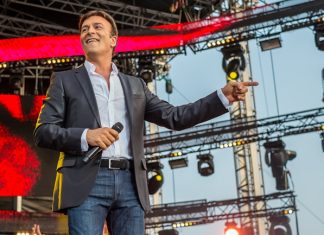 Tony Carreira coloca em leilão o seu 5º disco de platina