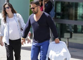 Telma Santos e Hugo Tabaco levam filho para casa