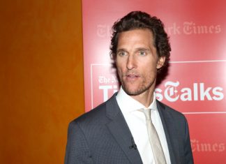 Matthew McConaughey acampado entre cobras e burros