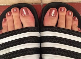 Katy Perry pinta as unhas ao estilo do futebol americano